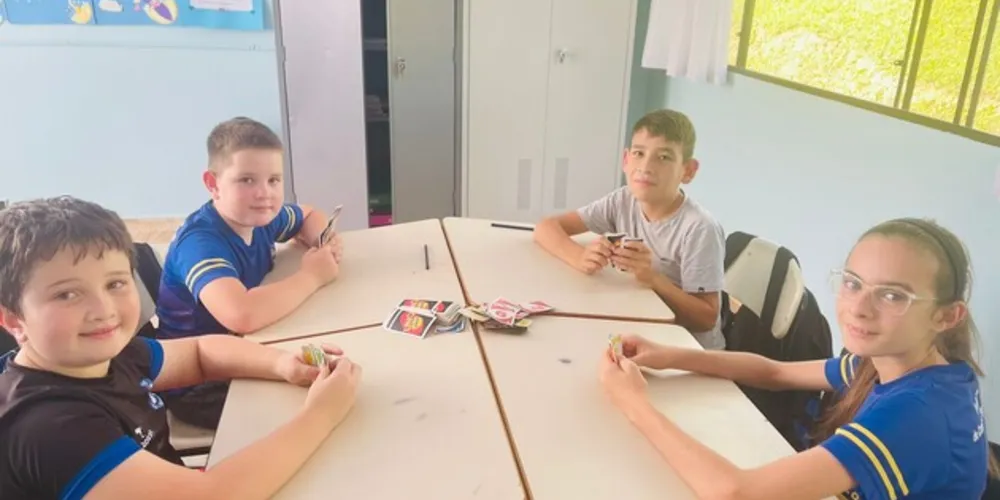 A proposta teve como intuito promover o desenvolvimento do raciocínio, atenção, coordenação motora e agilidade