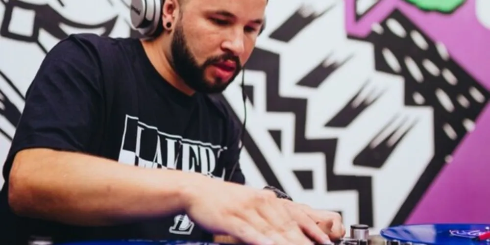 Um dos locais que Vanderson tocava era a Cavan 77