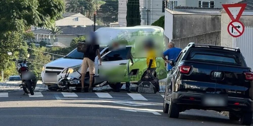 Imagens mostram a discussão antes do piloto da moto sair do local