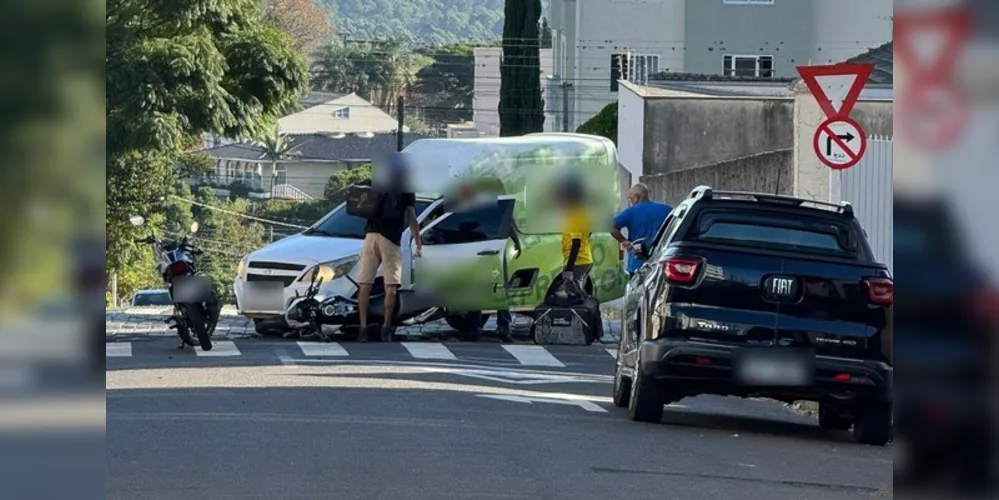 Imagens mostram a discussão antes do piloto da moto sair do local