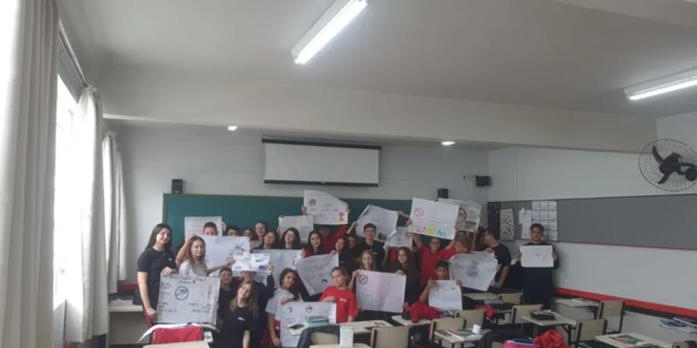 Demonstrando interesse em contribuir ativamente no combate à dengue, os alunos elaboraram diversos cartazes de conscientização