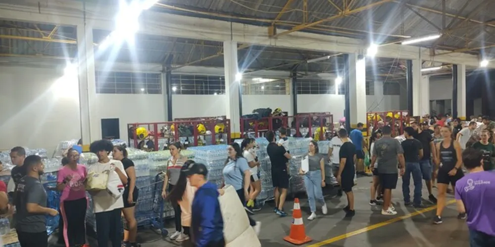 Inúmeros voluntários estão auxiliando no Quartel dos Bombeiros