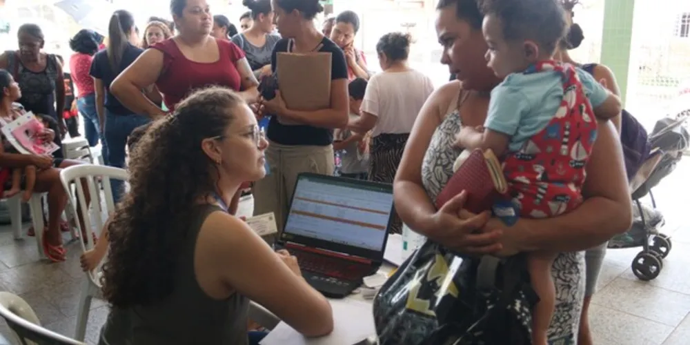 Os munícipes puderam obter informações sobre moradia, orientações jurídicas, doações de cestas básicas, vagas de emprego, entre outros