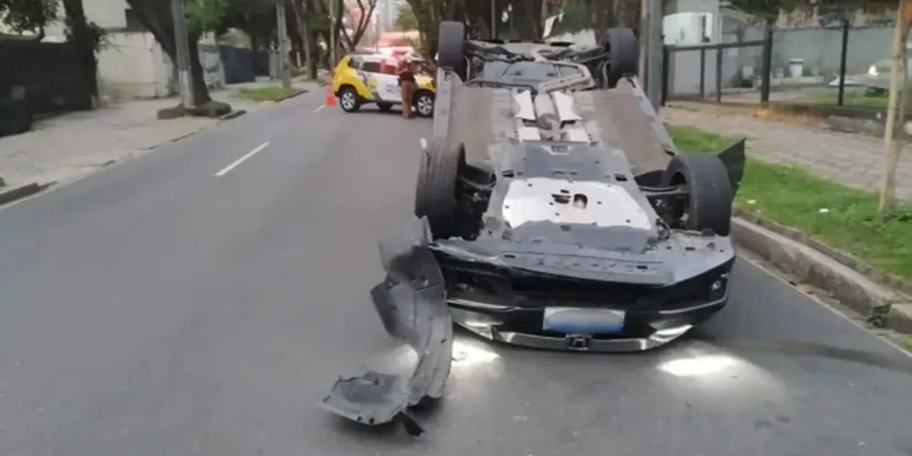 O carro foi recolhido pelas autoridades, enquanto o motorista é procurado pelas autoridades