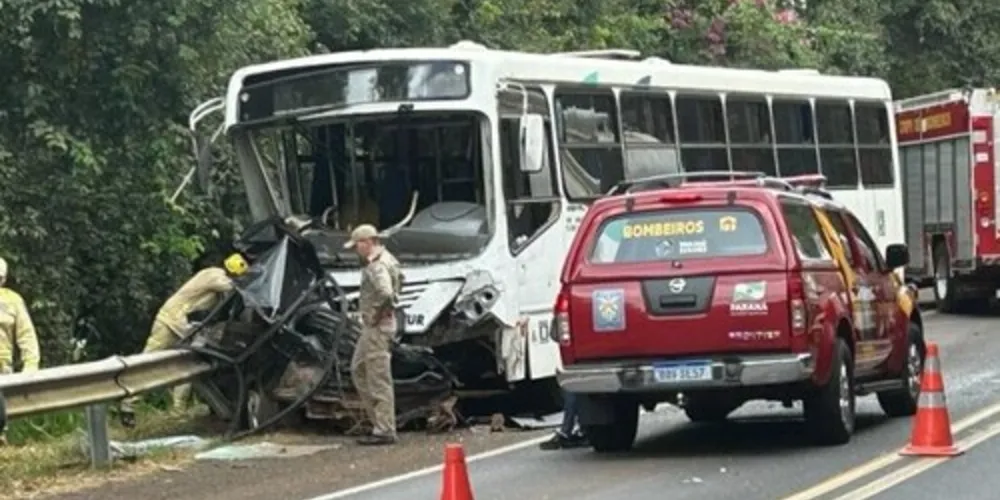 Carro ficou completamente destruído em acidente na BR-158