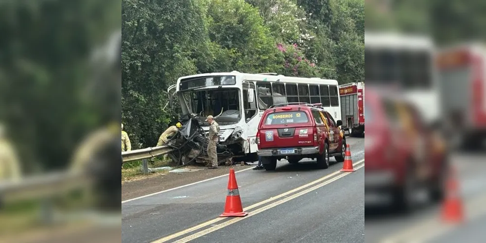 Carro ficou completamente destruído em acidente na BR-158