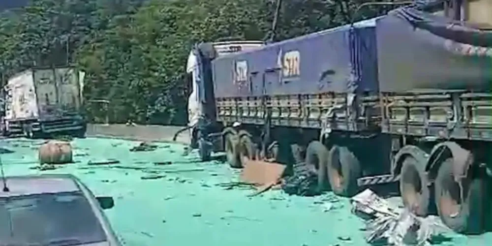 Um dos caminhões, que carregava soja, acabou espalhando o produto pela rodovia