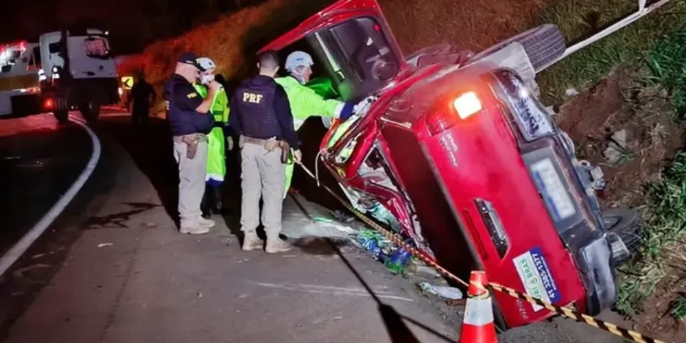 O acidente aconteceu por volta das 23h desta terça-feira (23)