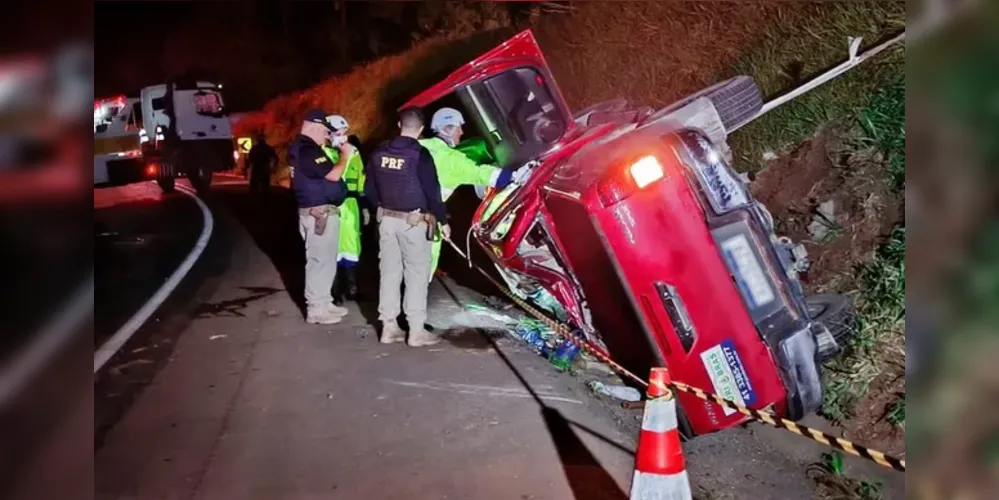 O acidente aconteceu por volta das 23h desta terça-feira (23)