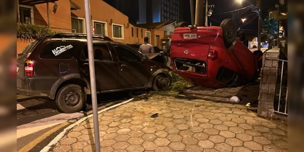 Acidente aconteceu na madrugada deste sábado (20)