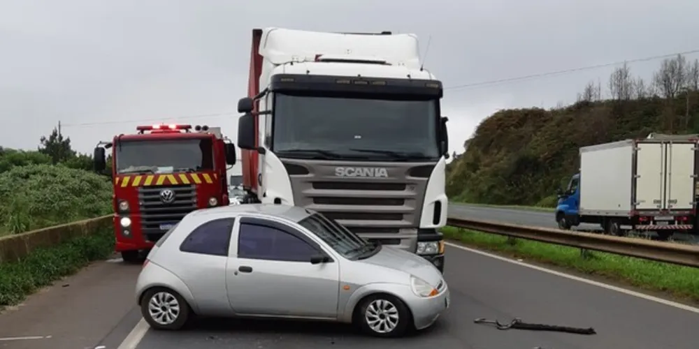Acidente aconteceu por volta das 07h desta sexta-feira (12)