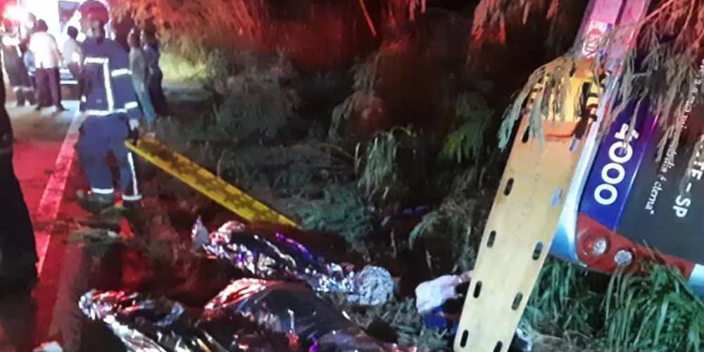 Três pessoas morreram e 19 ficaram feridas após o micro-ônibus de turismo tombar