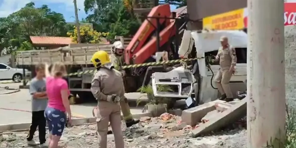 A cabine se soltou com o veículo em movimento e bateu contra o muro de um centro comercial
