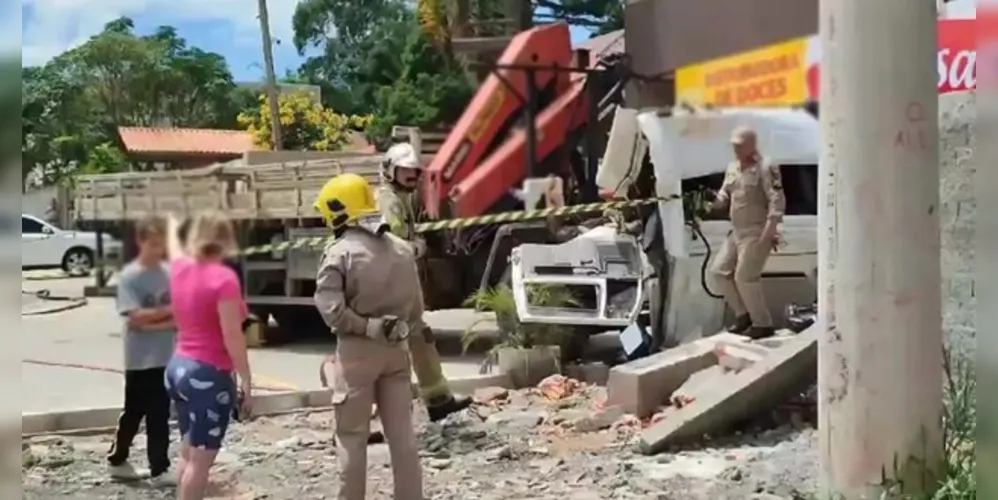 A cabine se soltou com o veículo em movimento e bateu contra o muro de um centro comercial