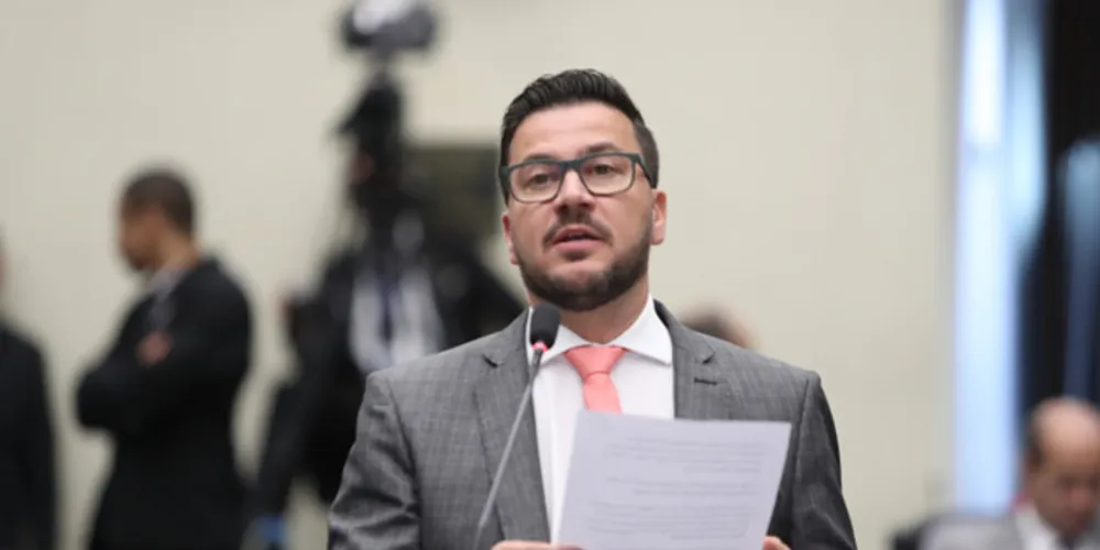 O deputado Arilson Chiorato (PT) apresentou originalmente a proposta, que ganhou a adesão demais deputados