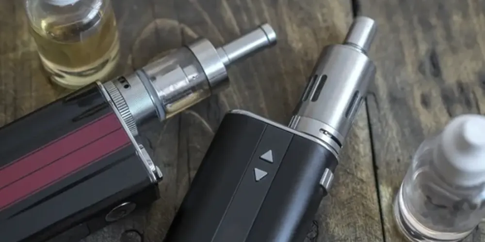 Desde 2009, uma resolução da agência proíbe a fabricação, comercialização, importação e propaganda de dispositivos eletrônicos para fumar