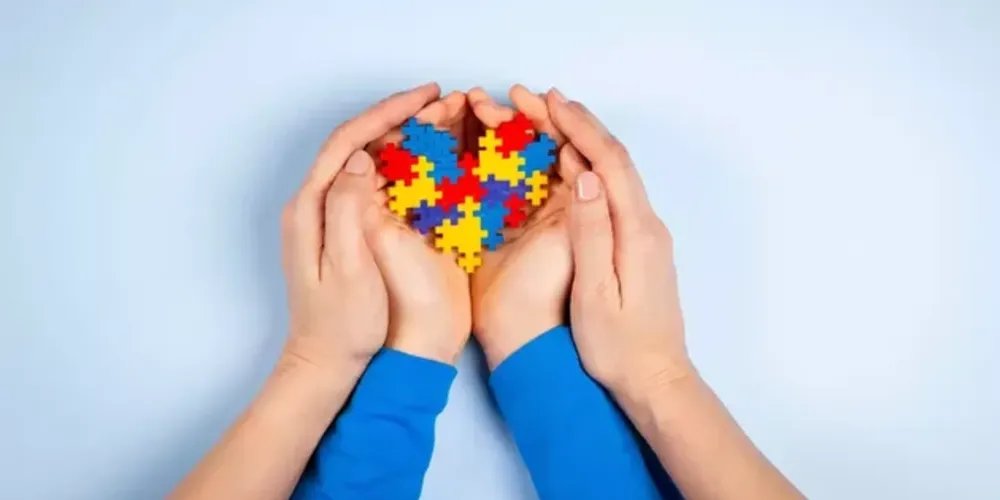 O autismo não é uma doença, mas sim uma condição; as pessoas com autismo podem ter uma vida plena e feliz, com o apoio adequado