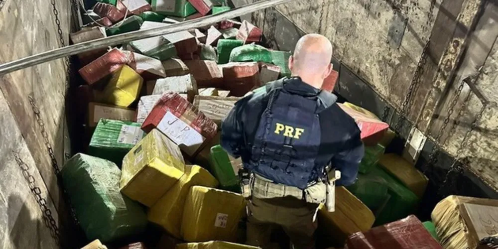 Durante a verificação foi possível identificar diversos fardos de maconha