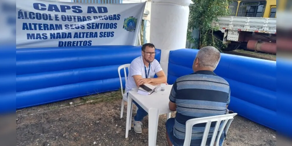 A ação conta, semanalmente, com uma equipe multidisciplinar com assistente social, psicóloga e educadores