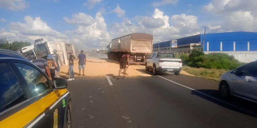 Caminhão carregado com 37 toneladas de milho tombou na BR-376, em Ponta Grossa