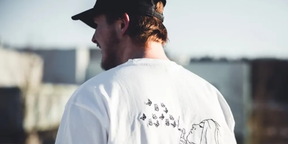 Embora muitas pessoas acreditam que o uso abafa o couro cabeludo e enfraquece os fios, isso não é verdade