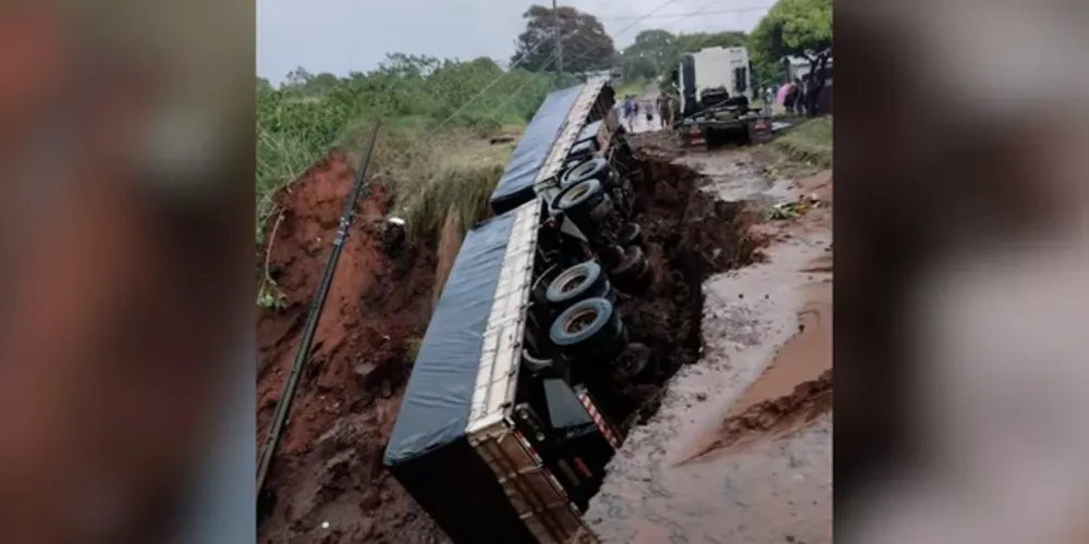 O veículo estava estacionado no momento do acidente