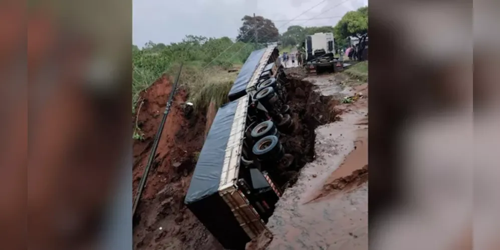 O veículo estava estacionado no momento do acidente