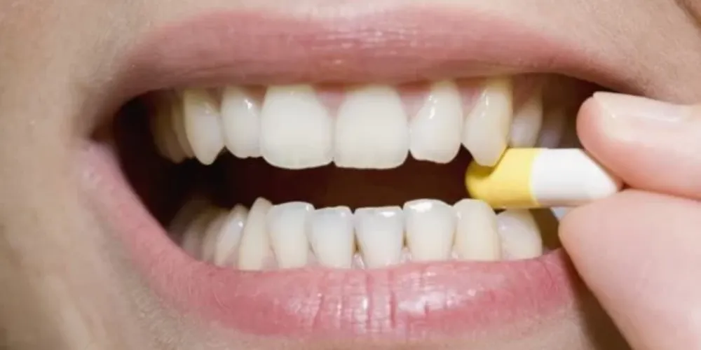 As cápsulas mastigáveis para higiene bucal contêm ingredientes destinados a promover a saúde bucal quando mastigados e misturados com saliva