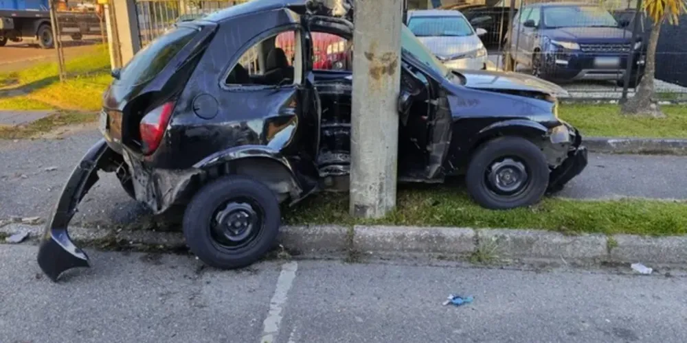 Veículo ficou totalmente destruído após o acidente