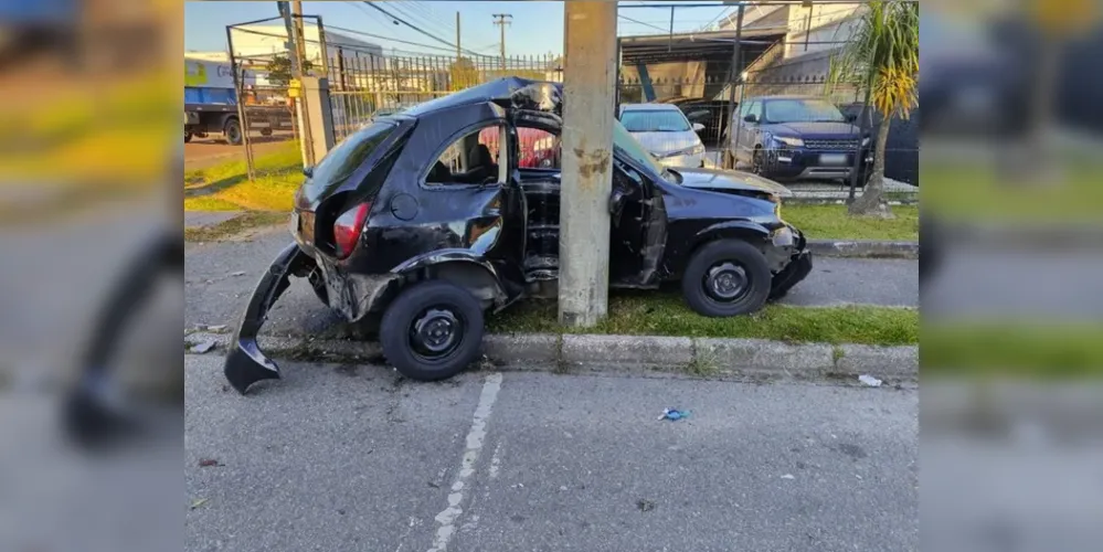 Veículo ficou totalmente destruído após o acidente
