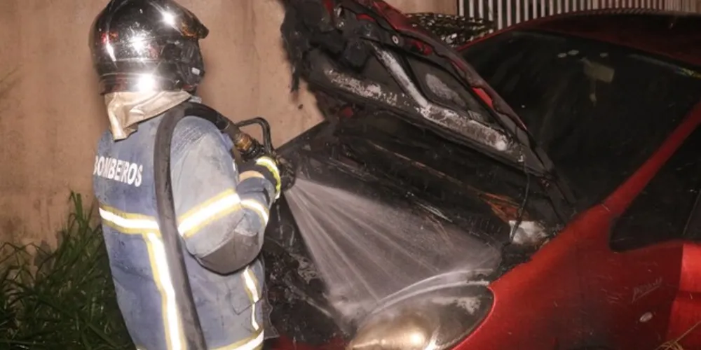 Bombeiros são acionados para apagar incêndio em veículo