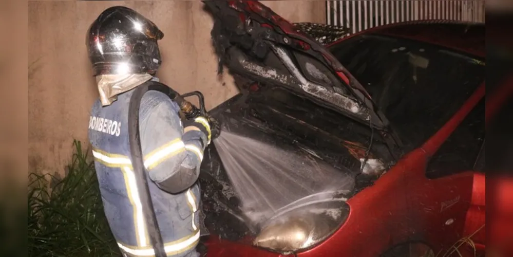 Bombeiros são acionados para apagar incêndio em veículo