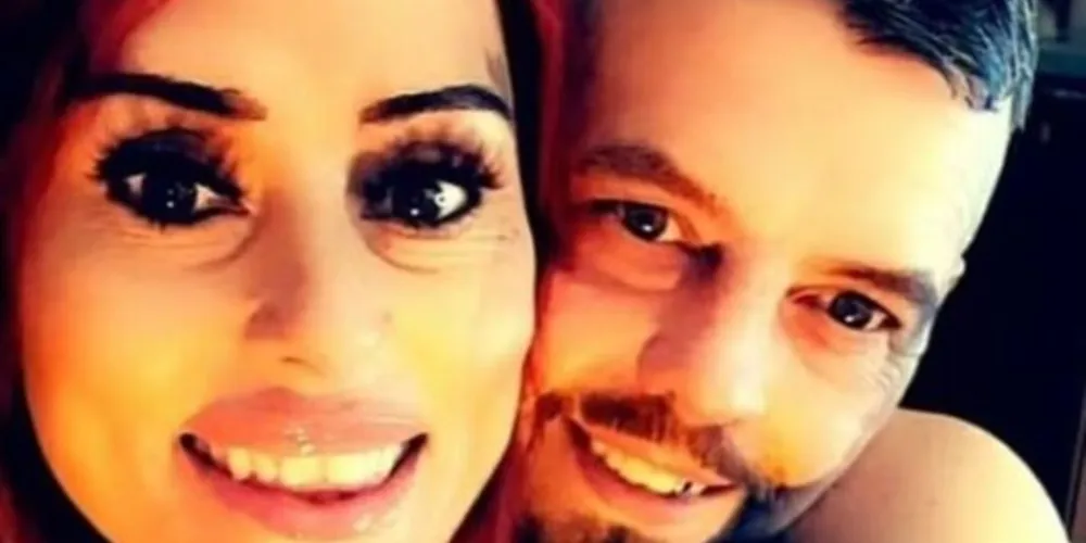 A vítima estava morando com Debbie Pereira, de 39 anos, e Benjamin Atkins, de 49 anos