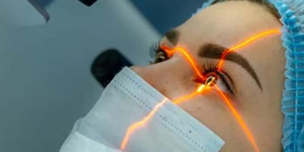 Embora a catarata seja inevitável com o passar do tempo, você pode adiar o desenvolvimento incluindo alimentos antioxidantes como a uva e folhas verde escuro