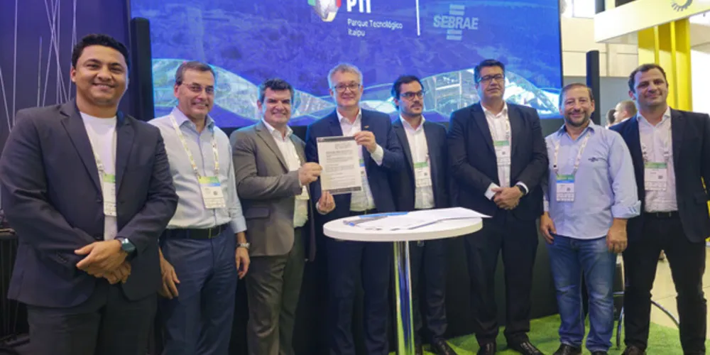 Assinatura do convênio no lançamento do Programa Cidades Inteligentes, durante o Smart City Expo Curitiba