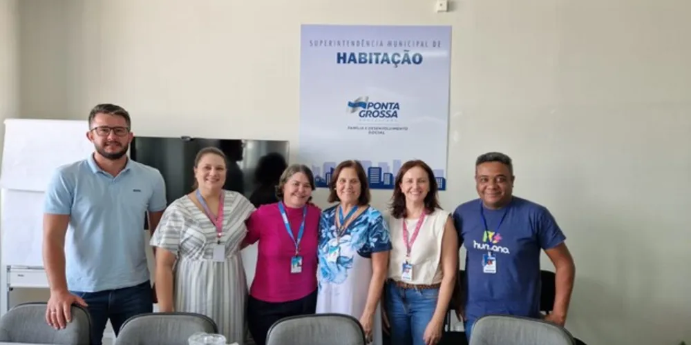 Equipe da Superintendência de Habitação, da Secretaria Municipal da Família e do Desenvolvimento Social esteve na reunião