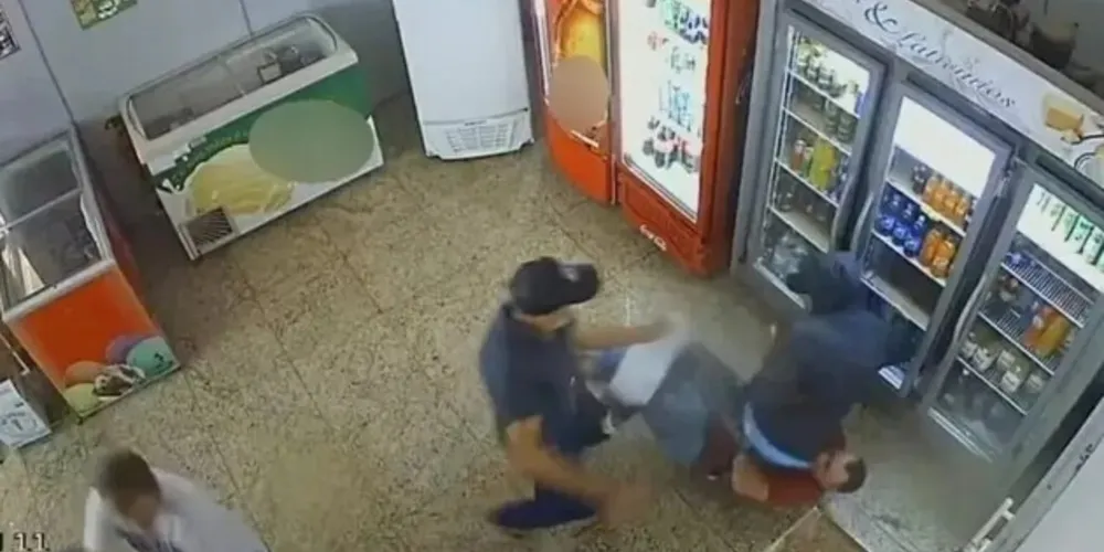 No crime, três suspeitos teriam entrado no mercado, se passando por clientes e, em seguida, anunciado o assalto