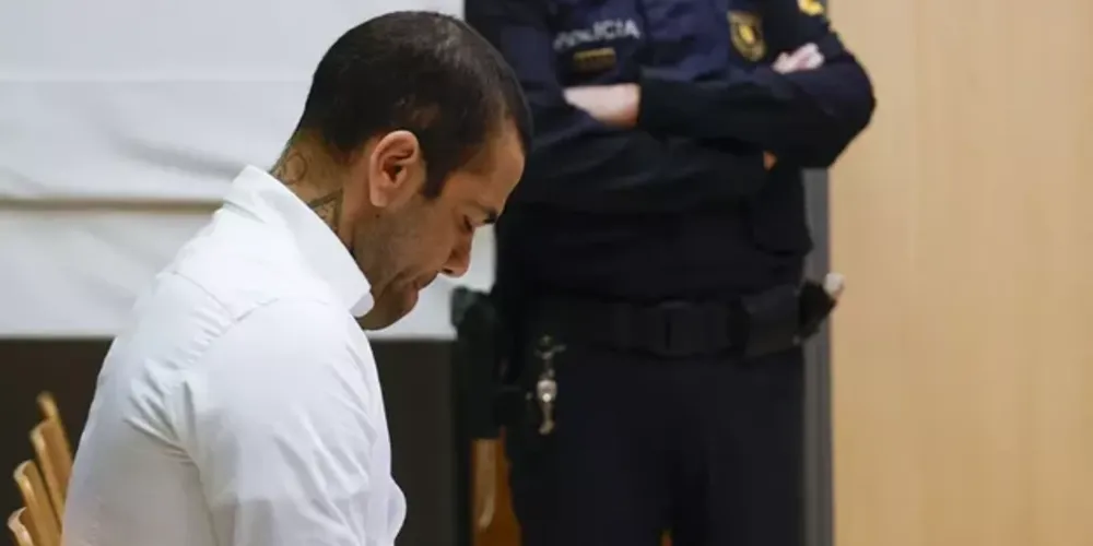 Daniel Alves foi condenado por estupro pela Justiça da Espanha