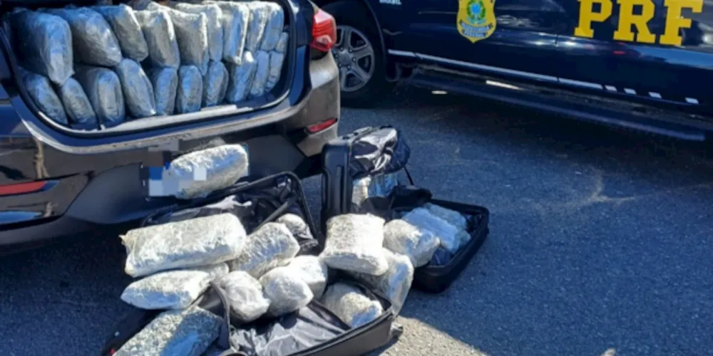 Após a pesagem, constatou-se que o total da droga apreendida era de 122kg
