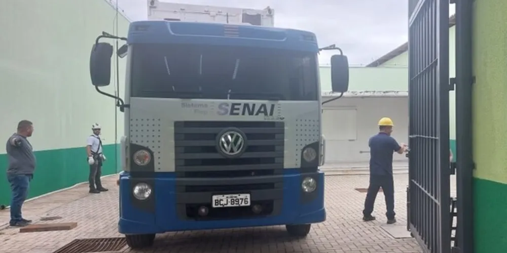 Os cursos estão sendo ministrados em uma moderna sala de aula móvel, fornecida pelo Senai