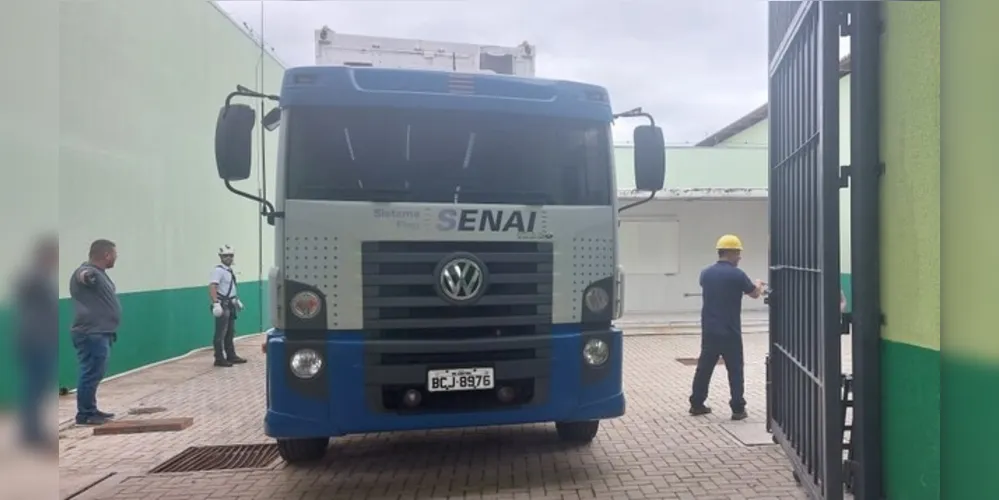 Os cursos estão sendo ministrados em uma moderna sala de aula móvel, fornecida pelo Senai