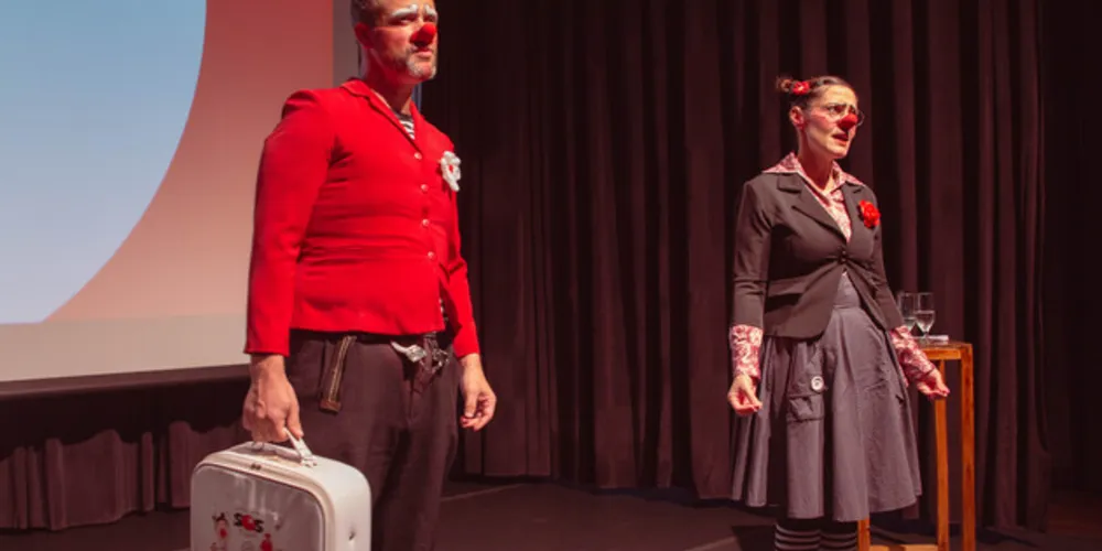 O espetáculo apresenta de forma bem-humorada a diferença entre PERIGO e RISCO