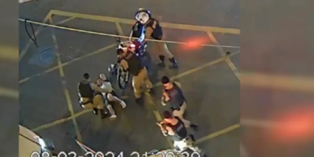 Conforme as imagens, o motociclista acelerou e seguiu em fuga