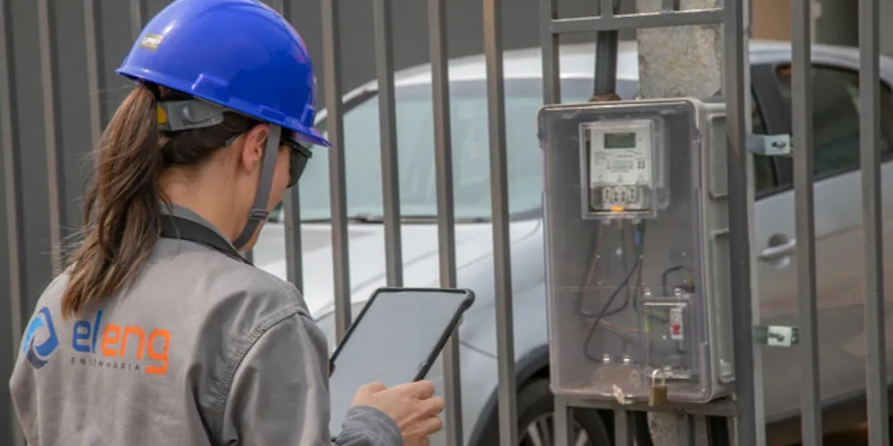 Os eletricistas da empresa Eleng, contratada pela Copel para o trabalho, estão visitando os domicílios.