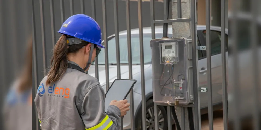 Os eletricistas da empresa Eleng, contratada pela Copel para o trabalho, estão visitando os domicílios.