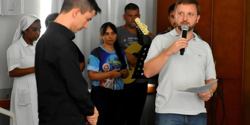 O seminarista Iuri ficou responsável pela orações