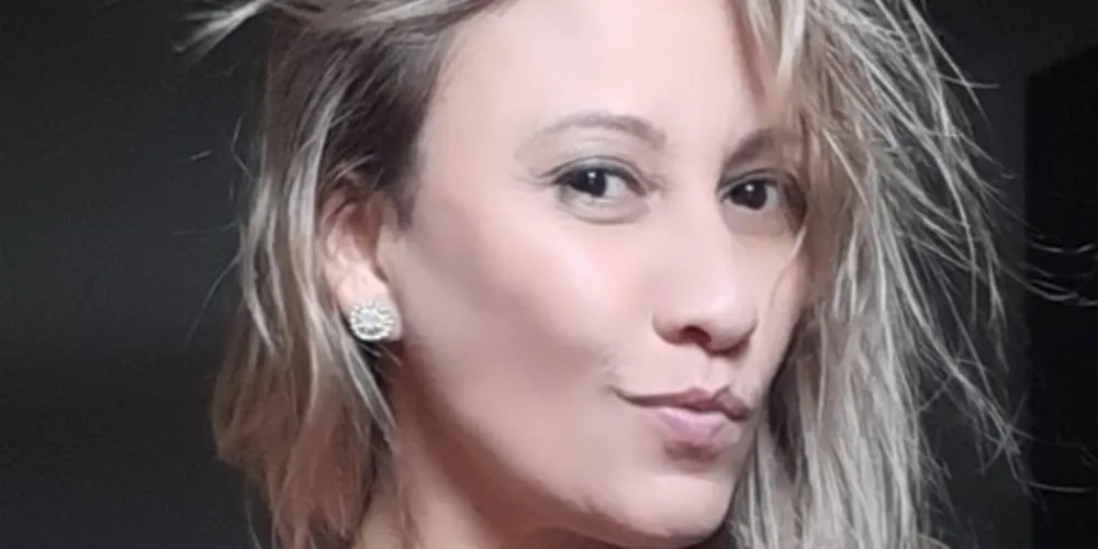 A vítima deu entrada na unidade de saúde com marcas e fraturas pelo corpo, após supostamente ter pulado do carro em movimento em plena rodovia