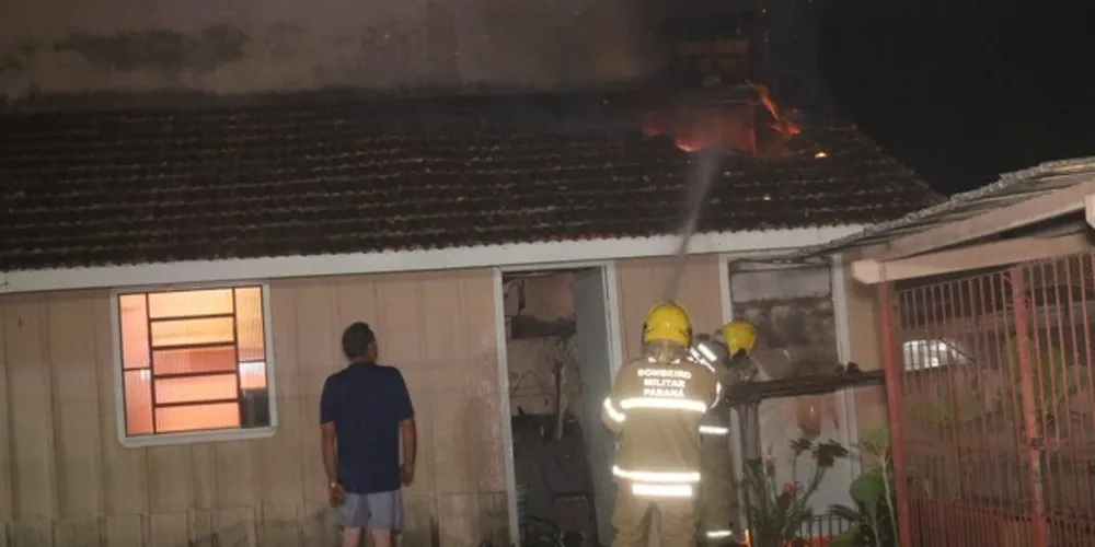 Incêndio aconteceu na noite desta segunda-feira (04)
