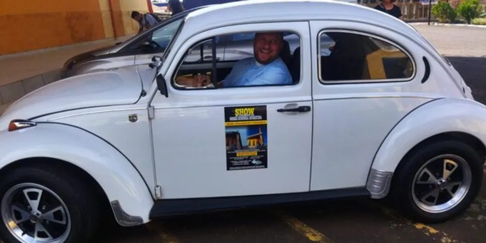 Padre Roberval, reitor do Santuário, no Fusca que será sorteado