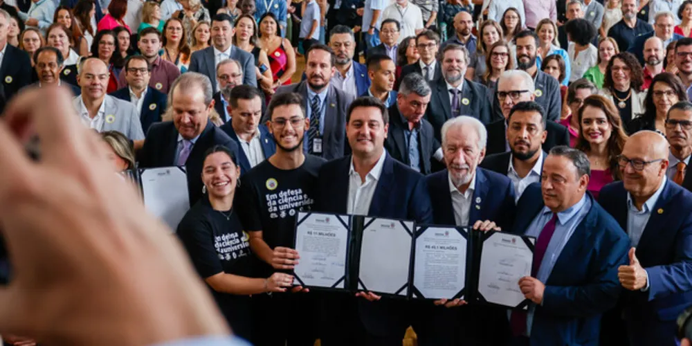 O governador Carlos Massa Ratinho Junior anunciou nesta segunda-feira (11) um pacote de investimentos de R$ 212,1 milhões para a área da ciência e tecnologia, que abrange desde obras de infraestrutura até bolsas de estudos